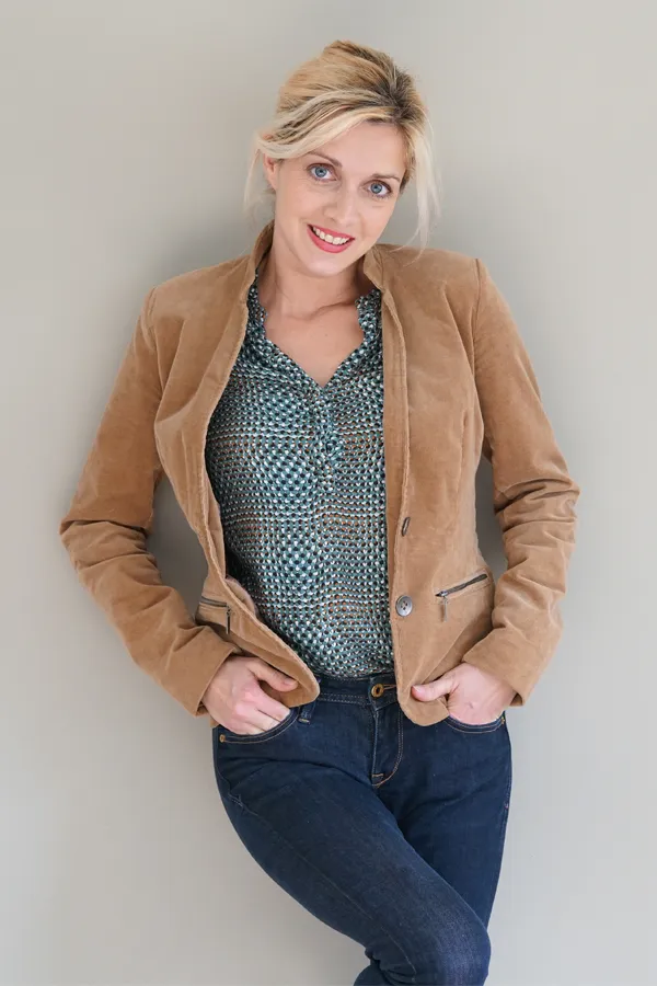 Metabolic-Syndrome-Treatment A smiling blonde woman in a tan leather jacket leans against a gray wall. Schedule metabolic syndrome from Jennifer Jose-Cappola, MD in Stamford.